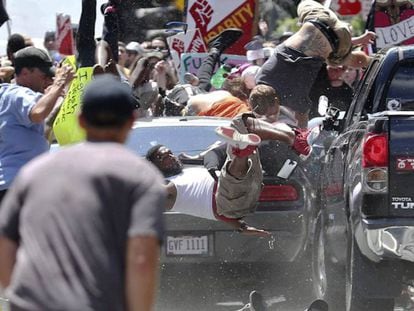 Imagen de cuando el coche conducido por James Alex Fields Jr. embiste contra los antirracistas.