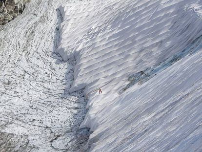 Retirada de la cubierta en el glaciar Presena en septiembre pasado. En la parte izquierda de la foto se aprecia el estado del hielo sin la protección y el desnivel causado por su desaparición.