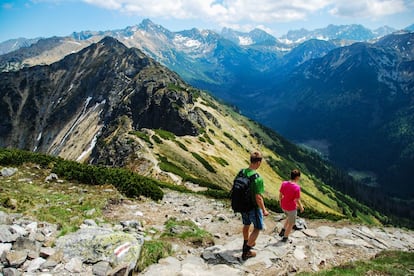 En verano, excursiones de montaña, bicicleta, rafting o equitación; en invierno, esquí alpino y de fondo, y snowboard, así como cortejos de trineos tirados por caballos, rutas en motos de nieve, carreras de perros de tiro y patinaje sobre hielo. La ciudad de Zakopane, al sur de Polonia, ubicada al pie de los majestuosos Montes Tatras (en la foto), es el campamento base perfecto para una escapada de turismo activo en estas montañas. Dentro del parque nacional de los Tatras hay 275 kilómetros de senderos y rutas bien señalizadas, con diferentes grados de dificultad.