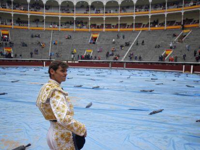 Eugenio de Mora, en el ruedo de la plaza de Las Ventas, tras anunciarse la suspensi&oacute;n de la corrida.