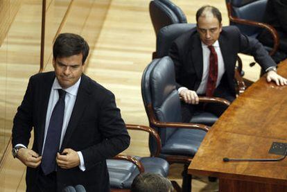 Los diputados imputados en el Gürtel Alfonso Bosch y Benjamín Martín Vasco, ayer en la Asamblea de Madrid.