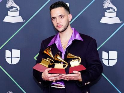 C. Tangana posa con sus galardones de los premios Grammy latinos 2021