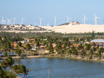 La población de Cumbe, en el noreste de Brasil, rodeada por un parque eólico y complejos turísticos.