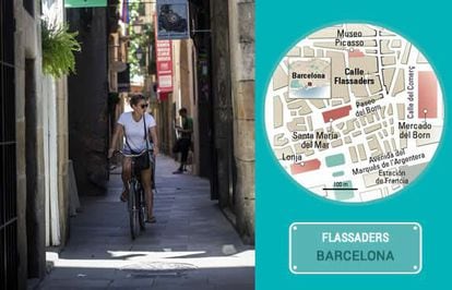 Una ciclista en la calle Flassaders, en Barcelona.