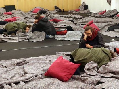 Personas descansando durante la representación de 24 horas ininterrumpidas de la obra Monte Olimpo.