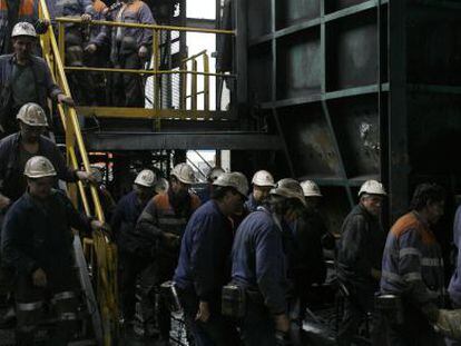 Un grupo de mineros saliendo del Pozo Santiago de Hunosa en Asturias.