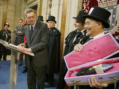 El alcalde, Alberto Ruiz-Gallardón, durante su discurso en el entierro de la sardina.