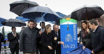 Juan Manuel Moreno, a la izquierda, durante un acto de la ministra de Fomento, Ana Pastor, a su izquierda, en Málaga.
