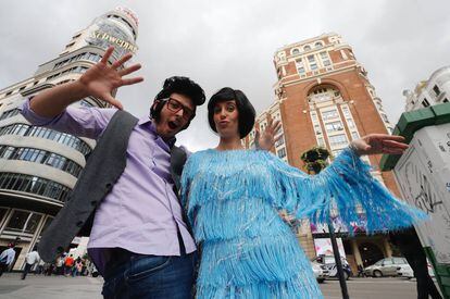 Chema Zamora y Eider Esnaola, coreógrafo y directora artística de Sing Along Eurovisión, caracterizados de Chiquilicuatre y Salomé.