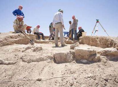 El equipo de arquólogos de la universidad coruñesa en la excavación de Siria.