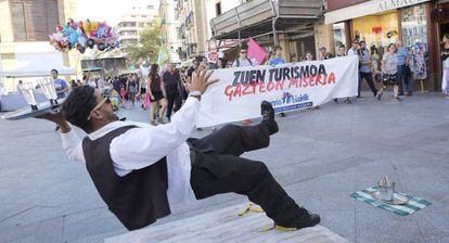 La manifestaci&oacute;n de Ernai a la entrada al Casco Viejo de San Sebasti&aacute;n.