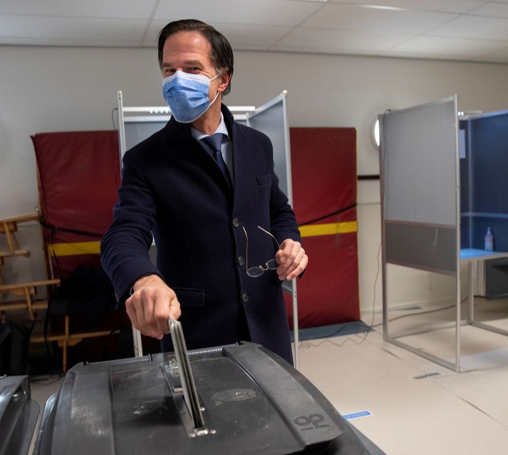 Volgens de eerste opiniepeilingen wint Mark Rutte opnieuw de verkiezingen in Nederland  Internationale