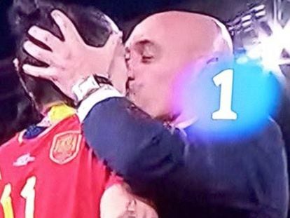 El polémico beso de Luis Rubiales a Jenni Hermoso, en una imagen de RTVE.