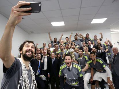 Fotografía facilitada por ACB del base del Real Madrid Sergio Llull haciéndose un selfie con sus compañeros en el vestuario.