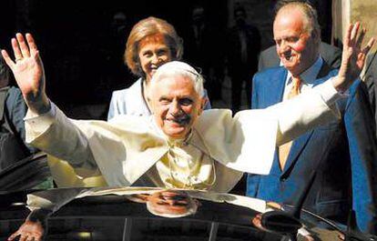 El Papa saluda a los fieles en presencia de los reyes Juan Carlos y Sofía a su llegada al Palau de la Generalitat.