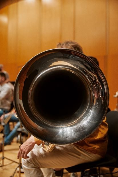 Orquesta Sinfónica de Galicia.En la imagen, la tuba bajo la que se esconde JesperBoile Nielsen.