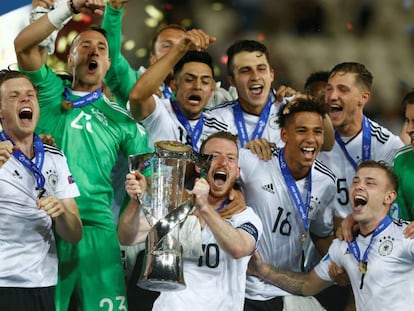 Los jugadores de la sub-21 de Alemania celebran el t&iacute;tulo.