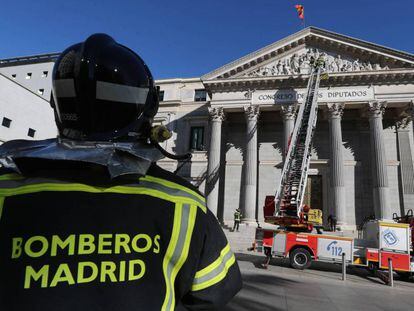 Los bomberos de Madrid durante unos trabajos en la fachada el Congreso de los Diputados.