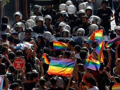 La policía intenta impedir la marcha del Orgullo tras prohibirla el gobernador de Estambul, el 30 de junio de 2019.