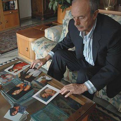 Beppino Englaro, en el salón de su casa, muestra fotos de su hija Eluana en esta imagen de archivo.
