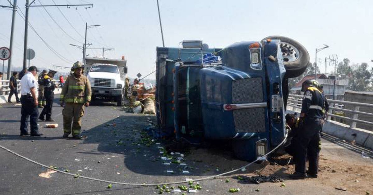 Persecución En La Ciudad De México Termina En Volcadura | Vídeos | EL PAÍS