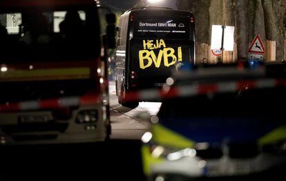 Vista del autobús del Borussia Dortmund acordonado por la policía después del ataque.