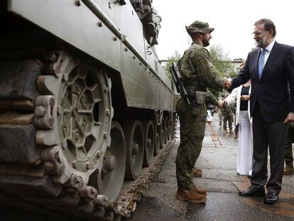 El presidente del Gobierno, Mariano Rajoy, durante su visita a las tropas espa&ntilde;olas desplegadas en base de Adazi en Letonia.