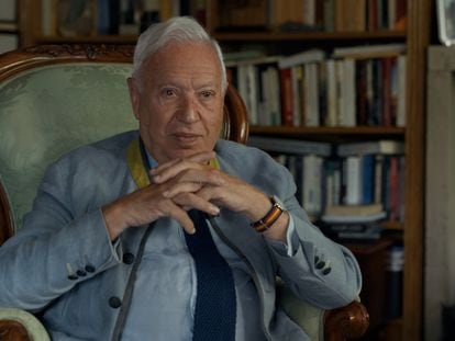 José Manuel García-Margallo en su biblioteca personal