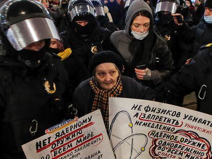 Agentes antidisturbios detienen a una mujer durante una protesta contra la guerra en Ucrania, el pasado 2 de marzo en San Petersburgo.