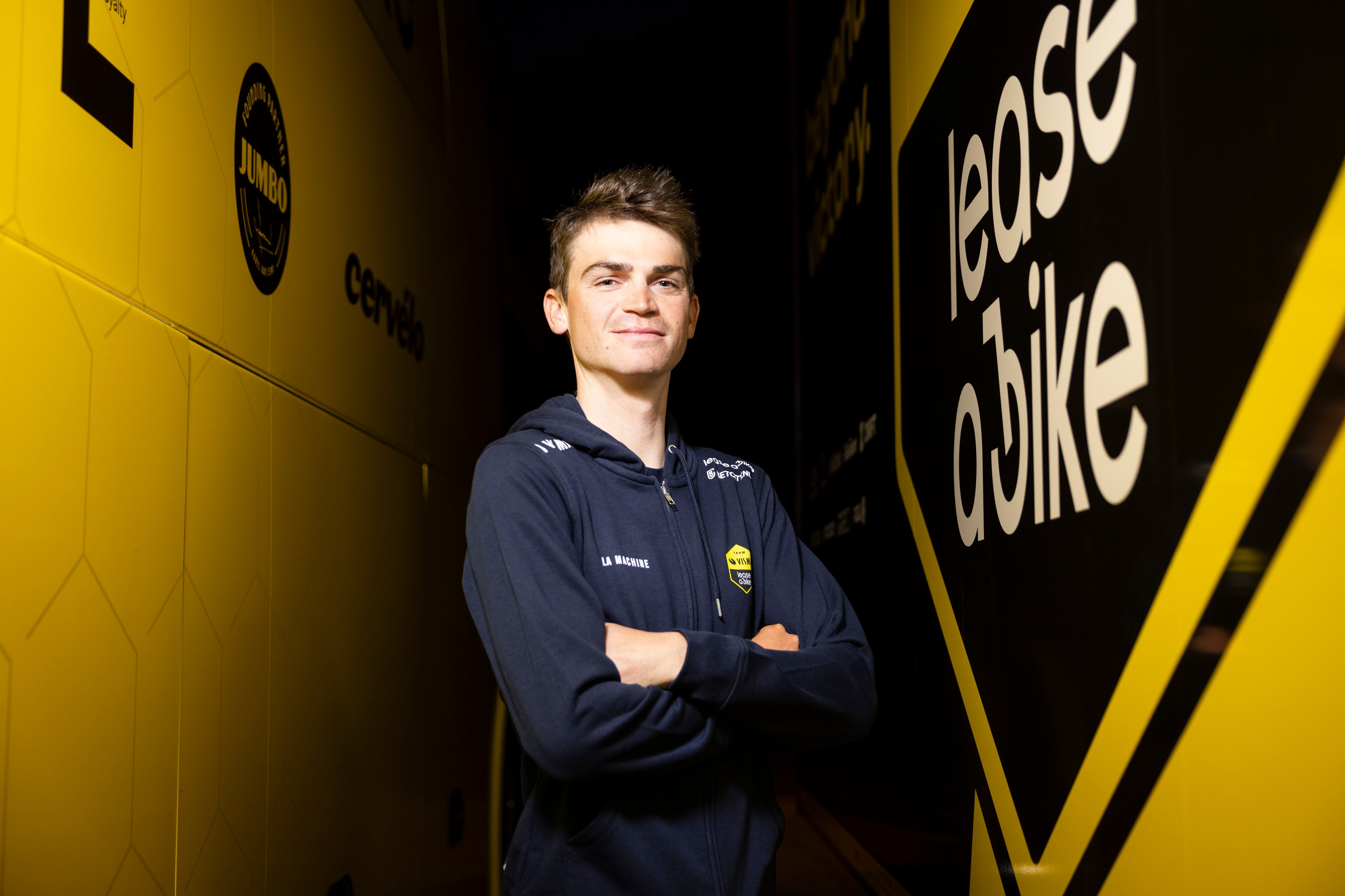 Sepp Kuss posa delante del autocar del Visma-Lease en Sant Feliu de Guíxols.