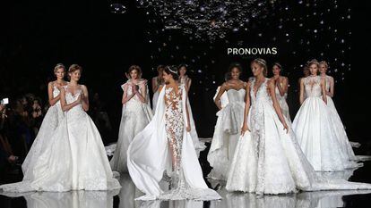 Irina Shayk, en el centro, en el desfile de Pronovias, durante el Barcelona Bridal Fashion Week, en abril del 2016.