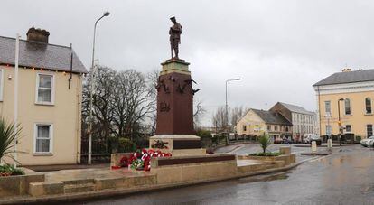 El monumento a los caídos en las guerras mundiales en el que el IRA provisional hizo estallar una bomba en 1987 en Enniskillen.