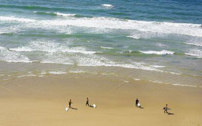 Surfistas en una playa de la Costa Vicentina, en la región del Algarve (Portugal).