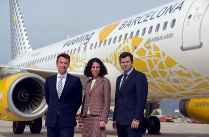 Valentin Lago (derecha), en 2016, como director de producción de Vueling.