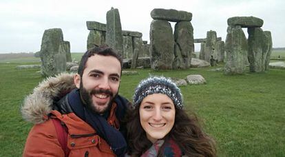 Carlos Martínez y Marta Flores, profesores residentes en Londres, durante una visita al Stonehenge.