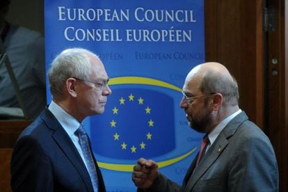 Herman van Rompuy (izquierda) habla con Martin Schulz, presidente del Europarlamento.