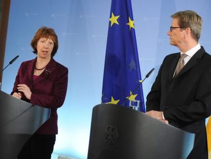 El ministro alem&aacute;n de Exteriores Guido Westerwelle, con la jefa de la diplomacia com&uacute;n europea, Catherine Ashton, en la Conferencia de M&uacute;nich.