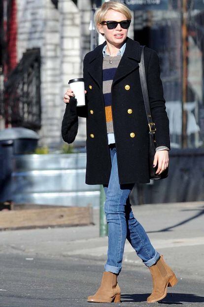 Nos quedamos con los botines que Michelle Williams combina con su habitual outfit casual.