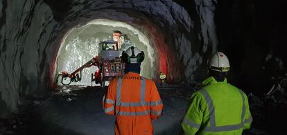 Técnicos de la empresa en un túnel de la carretera E6, ejecutado por Acciona en Noruega.