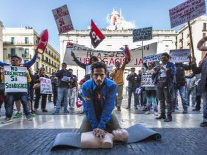 Manifestaci&oacute;n de socorristas en la plaza de Sant Jaume de Barcelona.