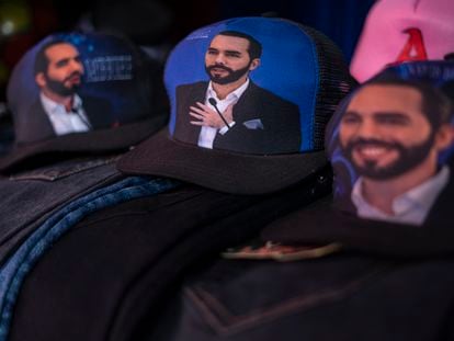 El rostro de Nayib Bukele es muy recurrente en las prendas que están a la venta en los negocios informales del centro de San Salvador.