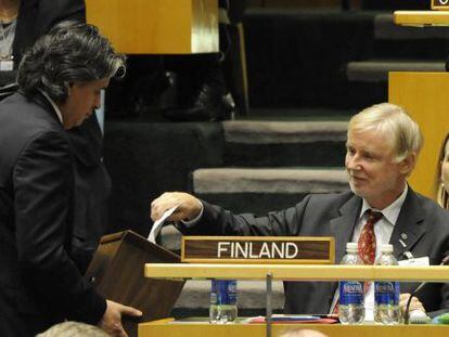 El ministro de Exteriores finlandés, Erkki Tuomioja vota durante la elección de los cinco miembros no permanentes del Consejo de Seguridad.