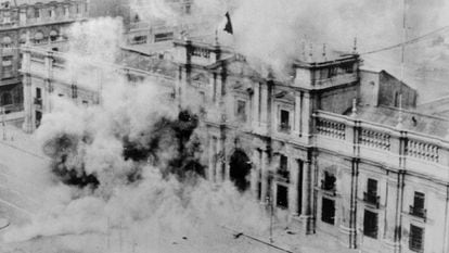 El Palacio de La Moneda bombardeado durante el Golpe de Estado de Chile en 1973