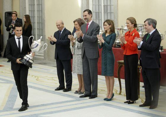 El triatleta Javier Gómez Noya tras recibir de manos del Rey el trofeo que reconoce al deportista español que más se haya distinguido en su actuación deportiva tanto en el ámbito nacional como internacional.