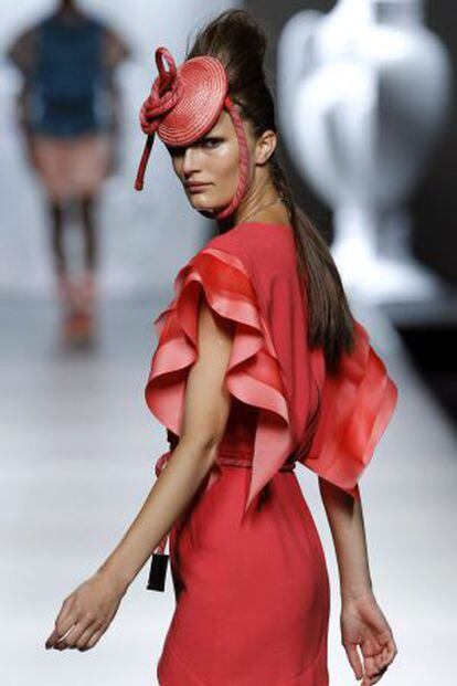 Modelo en tono rojo coral presentado por la diseñadora Ana Locking