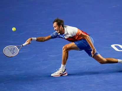 Daniil Medvedev, vestido con los colores de la bandera rusa, en el partido que perdió el sábado con Nadal en Acapulco.