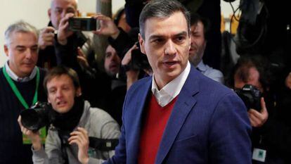 El presidente del Goibierno en funciones y candidato del PSOE a la presidencia del Gobierno, Pedro Sánchez, ejerce su derecho al voto en el colegio electoral instalado en el centro cultural Volturno.