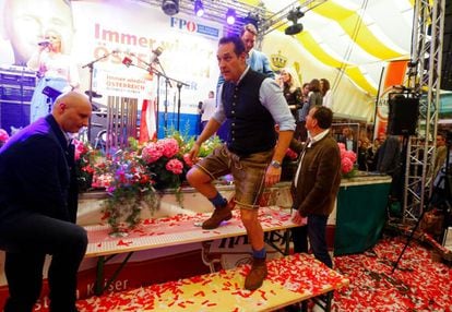 El líder del partido de la Libertad austriaco, Heinz-Christian Strache, se baja del escenario después de un mitin en Linz.