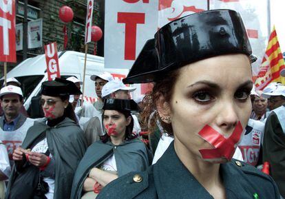 Miembros de la Plataforma de Familiares de Guardias Civiles se manifestaron en Barcelona coincidiendo con el Primero de Mayo, pidiendo la dignidad de los guardias civiles, en 2002.