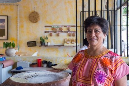 Grabiela Fernández Orantes, co-fundadora de Itanoní, al lado del comal donde tradicionalmente se hacen las tortillas.